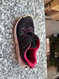 Scarpe sportive bambina nere e fucsia – strappo 31