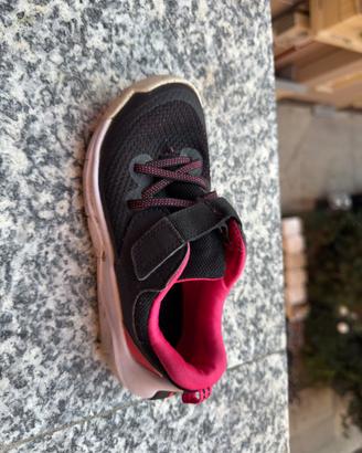 Scarpe sportive bambina nere e fucsia – strappo 31