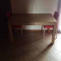 Tavolo da cucina con sedie