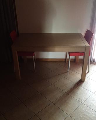 Tavolo da cucina con sedie