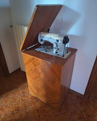 Macchina da cucire vintage Borletti con mobiletto
