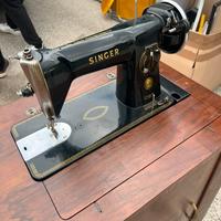 Macchina da cucire SINGER con mobile a scomparsa