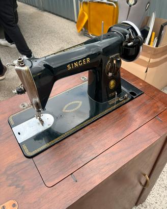 Macchina da cucire SINGER con mobile a scomparsa
