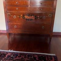 Mobile vintage in legno con decoro floreale a mano