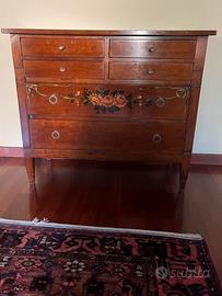 Mobile vintage in legno con decoro floreale a mano