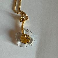 Collana dorata con ciondolo a fiore quadrifoglio