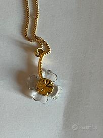Collana dorata con ciondolo a fiore quadrifoglio