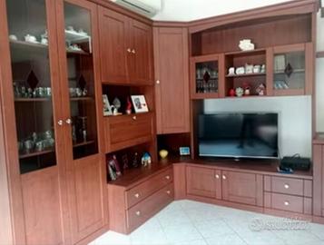 Sala disposta sù 2 pareti con angolo in noce