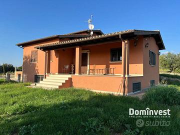Rustico / Casale di 229 m² con più di 5 locali a M