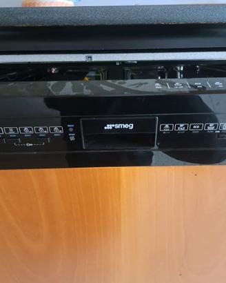 Lavastoviglie a scomparsa parziale Smeg 13 coperti