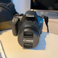 Fotocamera Canon EOS 1300D con obbiettivo