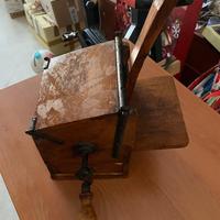 Grattugia manuale vintage in legno massello