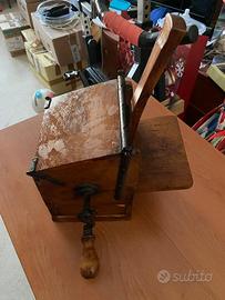 Grattugia manuale vintage in legno massello