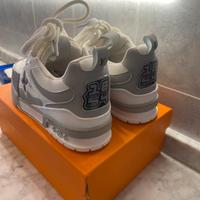 Scarpe bianche e grigie .