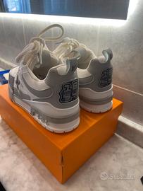 Scarpe bianche e grigie .