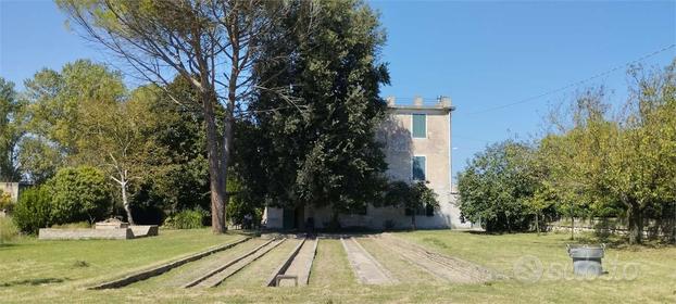 Casale Bi o Trifamiliare con Annessi e Giardino