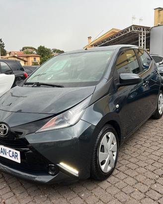 Toyota Aygo 5 Porte 1.0 x-play Automatica