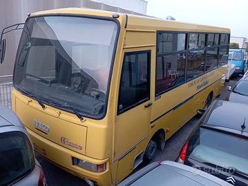 Scuolabus IVECO CC85 anno 1995 ricambi usati