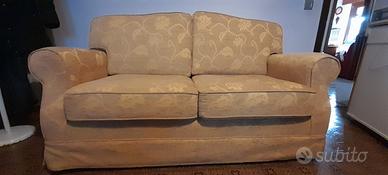 Divano a tre posti 