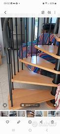 Scala chiocciola gradini legno chiaro 