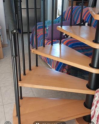 Scala chiocciola gradini legno chiaro 