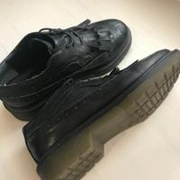 Scarpe nere in pelle con frangia