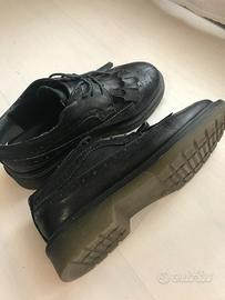 Scarpe nere in pelle con frangia