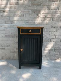 Comodino in legno naturale e verde