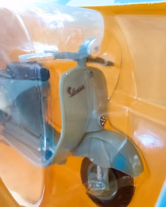 Vespa piaggio MP5 Paperino scala 1:18 in metallo