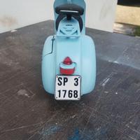 Vespa in legno fatta a mano