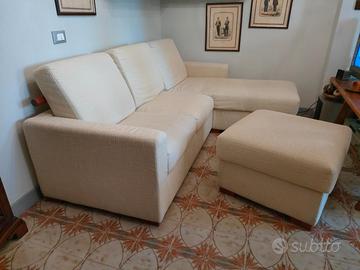 Divano ad angolo con chaise longue pouf