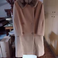 cappotto con collo in pelliccia di castoro