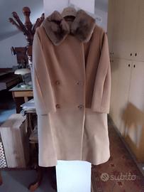 cappotto con collo in pelliccia di castoro