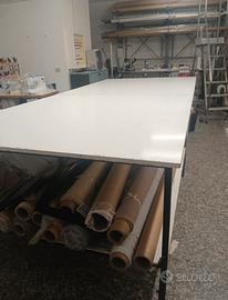 Tavoli da lavoro e carrelli laboratorio tessile