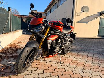 Triumph speed triple rs 1200