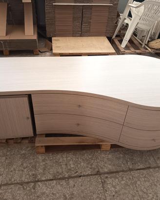 Armadio in legno con cinque cassetti