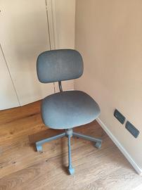 Sedia da ufficio girevole con ruote – regolabile