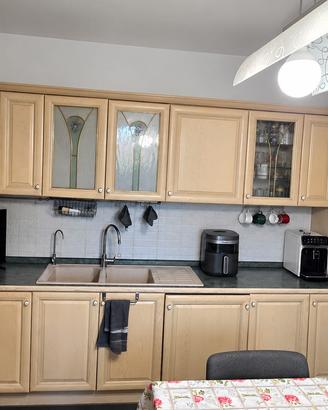 cucina ad angolo con elettrodomestici 