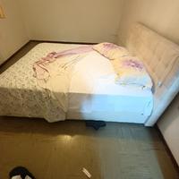 Letto matrimoniale e lampadario in stoffa