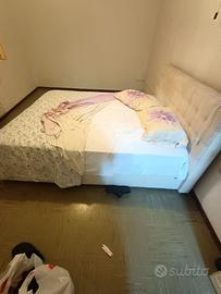 Letto matrimoniale e lampadario in stoffa