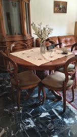 Elegante bureau bombato,vetrinetta,tavolo,sedie