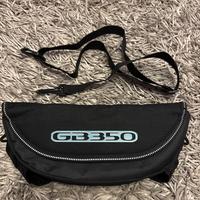 Borsello da manubrio con tracolla.