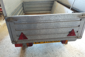 Carrello auto musto con documenti