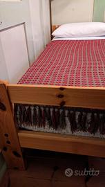 Due letti singoli in pino massiccio