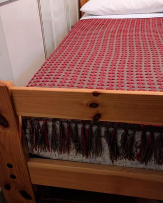 Due letti singoli in pino massiccio