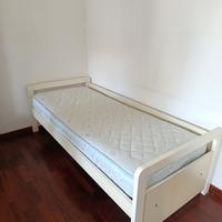 Letto singolo in legno con materasso