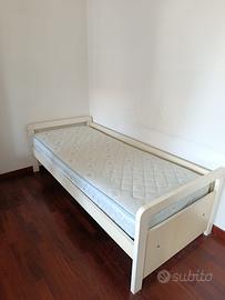 Letto singolo in legno con materasso