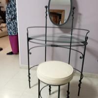Toletta con sgabello in ferro e specchio orientabi