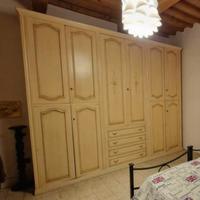 Armadio antico in legno tamburato