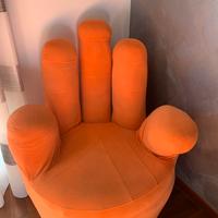 Poltrona a forma di mano
